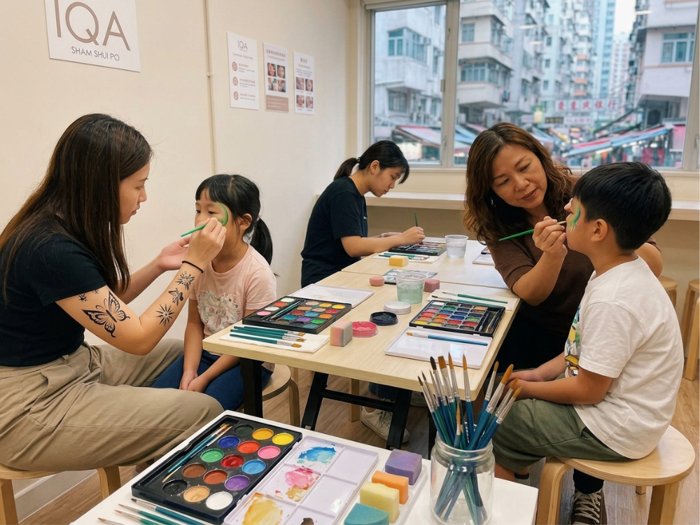 彩繪課堂 – 學員進行面部彩繪實操練習，導師即場指導，展示小班教學環境。